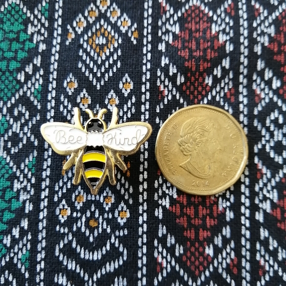 📍2/20$ Bee Kind Enamel Pin NWOT - Picture 2 of 5